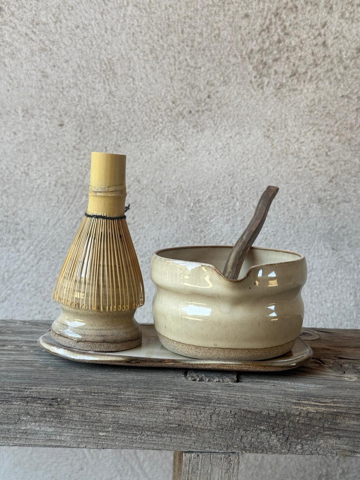 Matchaset met kom, bordje en bamboe klopper in warme, aardse tinten