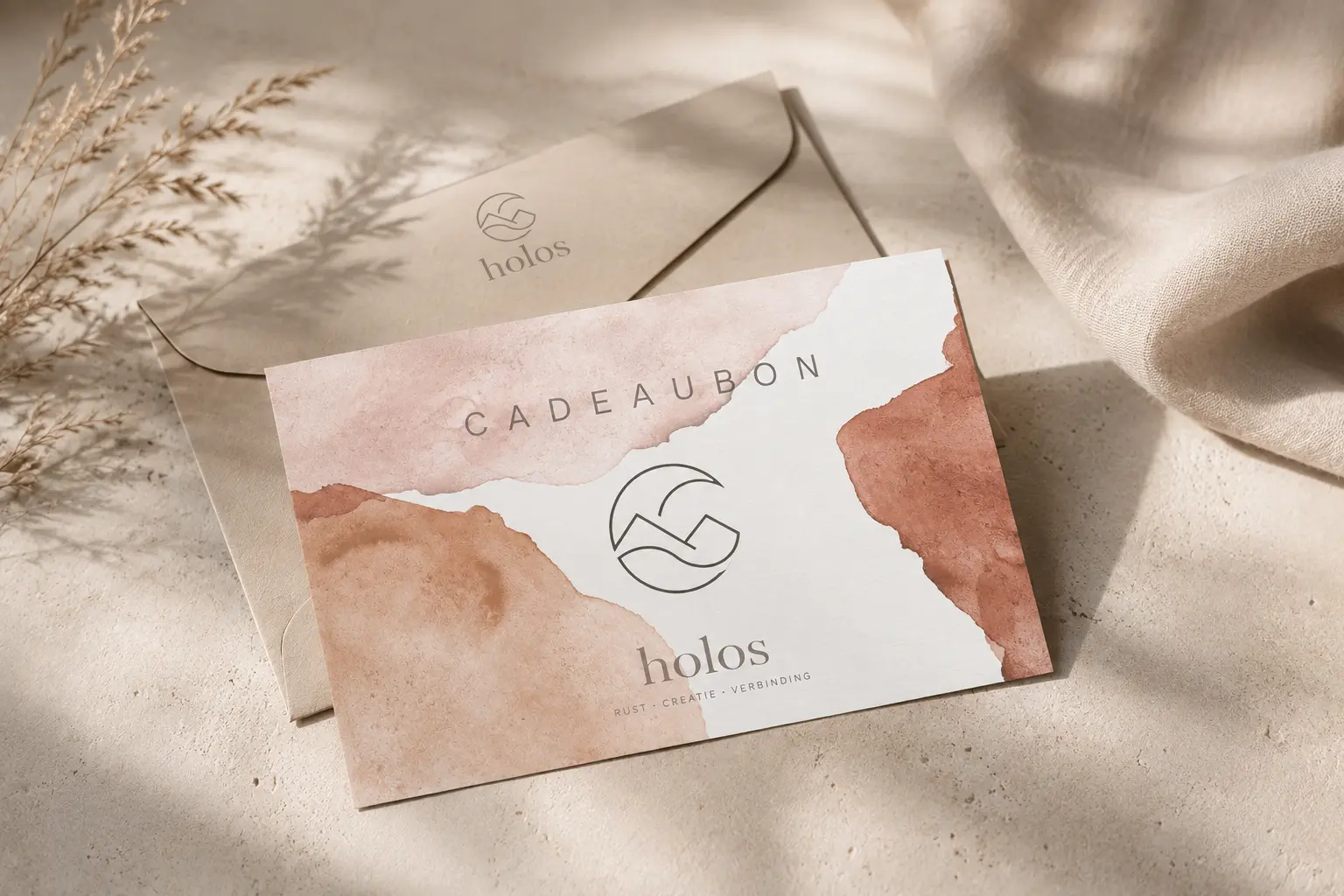 Holos cadeaubon met envelop, in oudroze en terracotta aquarel, met het Holos-merkteken