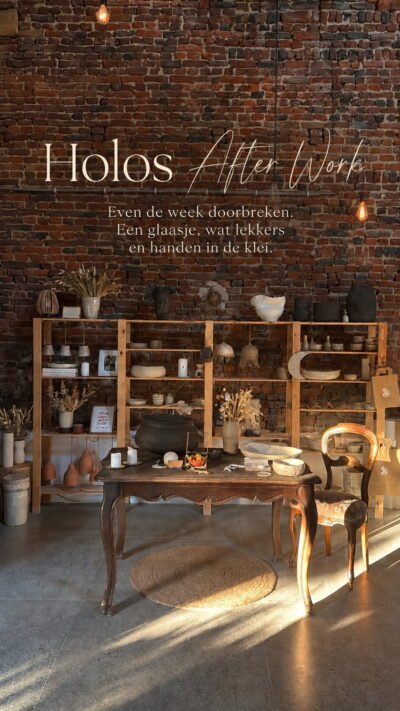 Atelier met bakstenen muur en keramiek, met de tekst 'Holos After Work. Even de week doorbreken. Een glaasje, wat lekkers en handen in de klei.'